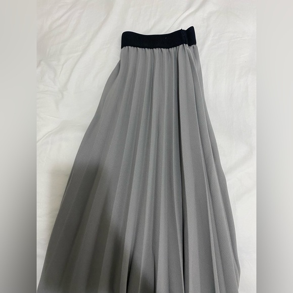 Grey pleated skirt - Picture 3 of 4